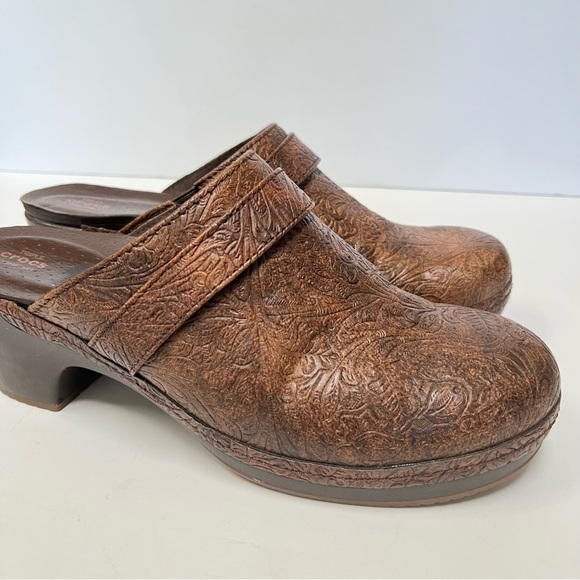 Crocs Sarah Tooled Clogs Brown Leather Comfort Shoes Mules Sz 10 - Picture 3 of 8